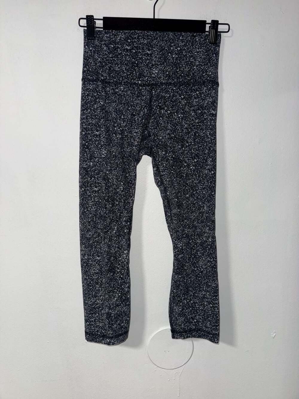 Lululemon Women's Black and White Splatter Pattern Crop Leggings Size 6